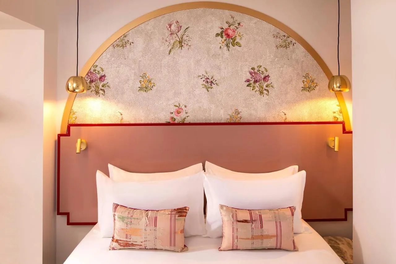 ***  Hotel Des Deux-Iles - Notre-Dame Paris France